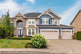 Exceptional Steve Jensen home with over $75,000 in upgrades in Lakeland's Pinnacle Estates!