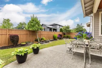 Beautifully-maintained back yard with a new fence!