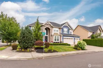 On a large corner lot in a very walkable neighborhood with sidewalks throughout, and close to parks and shopping. Only about a quarter mile to Sunset Park, Starbucks, or the Haggen shopping center!