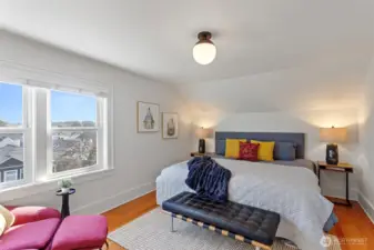 521: Upper level Primary w/ensuite 3/4 bathroom
