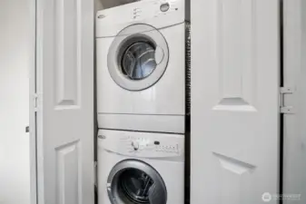 Washer/Dryer included!