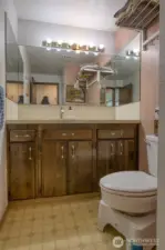 Main floor 1/2 bath.