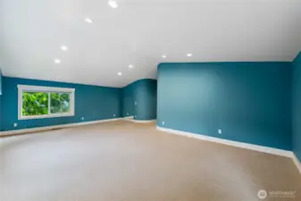 Enormous family room!!