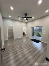 Master w/ back deck and huge walkin