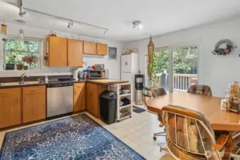 Kitchen w/breakfast bar and slider leading to back deck