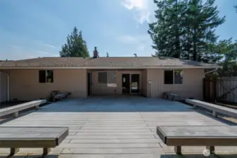 Large back deck great for entertaining!