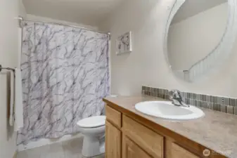 Full guest bathroom with shower/tub combo.