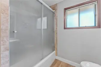 main bathroom with tub/shower