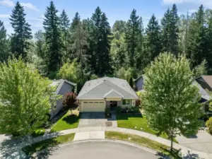 Great location on a quiet cul de sac & on a greenbelt!