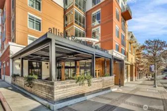 Great Restaurants and Coffee Shops within minutes.