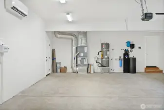 3 car garage with brand new just installed mini split for heat and air conditioning