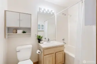 Full bath off of the hallway