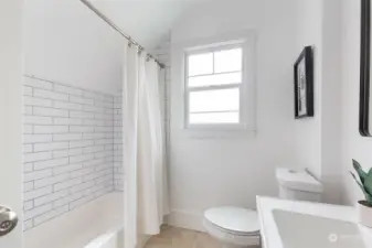 Full bathroom for 2nd & 3rd upstairs bedrooms