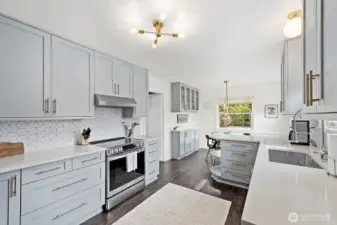 Lovely tile backsplash all around shines!