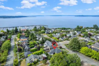 Be at the Marina or Downtown Seattle in minutes. Also very close to the Magnolia Village for creature comforts of coffee, restaurants, shopping and connecting with this incredible community.