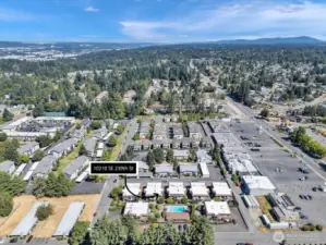 Aerial view of the community and nearby spots, just a quick walk or drive to Starbucks, Fred Meyer, Mud Bay (for your beloved cat), and a variety of other shops.