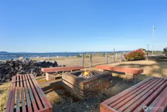 Get the full experience with your own fire pit at the beach edge (never leave a fire unattended)
