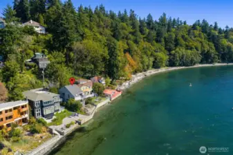 ~three houses away from the sandy shores of Lincoln Park and all it has to offer