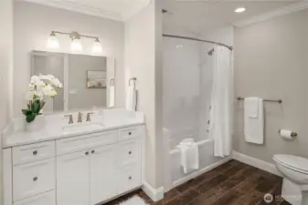 4 bathrooms - there is room for everyone!