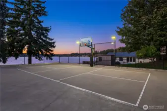 Your private pickleball and basketball courts invite endless fun—play into the evening under the glow of the lights.