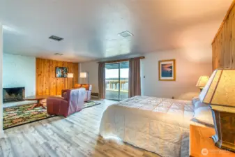 Main floor waterfront room