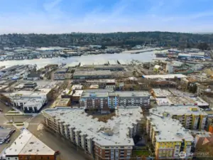 Steps to restaurants and coffee shops