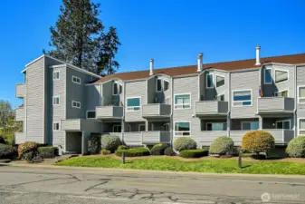 Great walkable location, close to nearby restaurants, local shops, scenic waterfront park and creek trail.