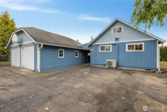 View of the breezeway between the house & garage ...