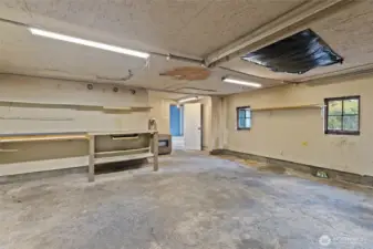 Another view of the detahced garage ...
