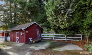 Small Shop for storage and workspace