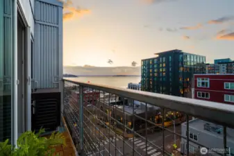 Step onto your private deck to catch ferries and cruise ships gliding across Puget Sound, framed by cotton-candy sunsets and iconic views of the Space Needle