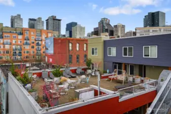 Site 17 boasts an on-site building manager, a convenient gym, conference room/business center, and 2 fantastic rooftop terraces which are great for enjoying the outdoors and soaking up the fresh air with dining tables, BBQs, loungers and the North building terrace has captivating views of the Puget Sound to take in.