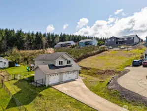 Need space for guests, toys, and a spontaneous block party? Done. This extended drive and tiered hillside lot deliver room to roam, and let’s not forget those postcard-worthy sunsets. Nature’s staging at its finest.