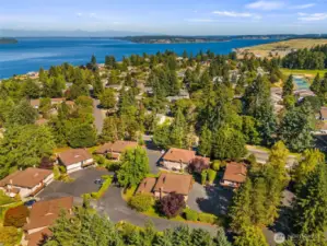 About a mile from Topside Coffee Cabin & Topside Bar & Grill, 1.5 miles from Sunnyside Beach, 1.6 miles to Fort Steilacoom Park, and 4.3 miles from Chambers Bay Golf Course.