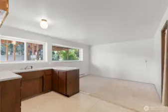 Downtstairs Apartment w/ kitchenette