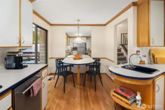 Integrated breakfast nook