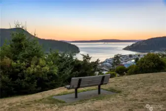 10 minutes drive and those darn two stoplights is FREE Washington Park.  A flat phenomenal activity trail meanders through thick forest to amazing perches throughout this haven of natures wonder.