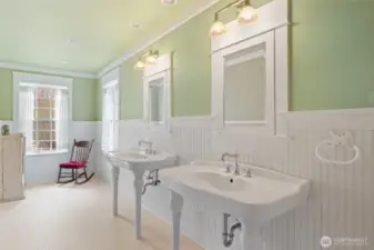 Tastefully decorated ensuite.