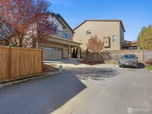 Additional street parking allowed on the private driveway!