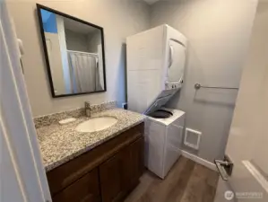 LAUNDRY CONVENIENTLY LOCATED IN BATH