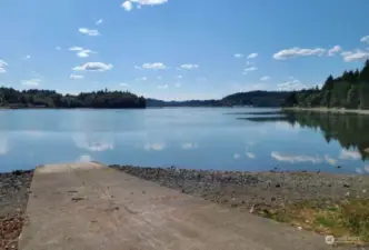 Hood Canal boat launch easy access within 2 minutes.