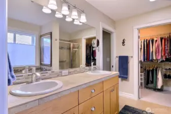 Double vanity in primary bathroom