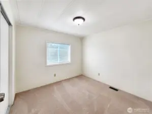 Fresh and versatile space—ideal for guests, home office, or hobbies.