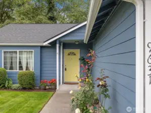 Welcome home! Great accent colors