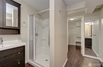 Bathroom & Laundry (Lower)