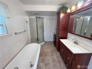 Main floor full bathroom
