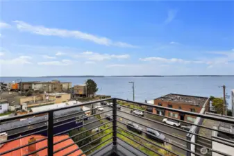 Direct access to waterfront strolls