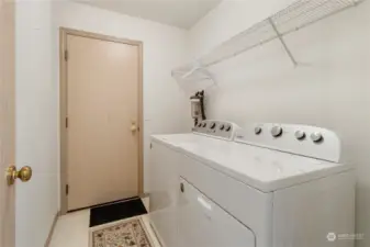 Laundry Room! Washer & Dryer Stay!