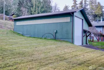 Beautiful sloping lot will get you the views you are looking for