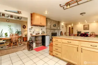 Dining room & kitchen have easy access to each other